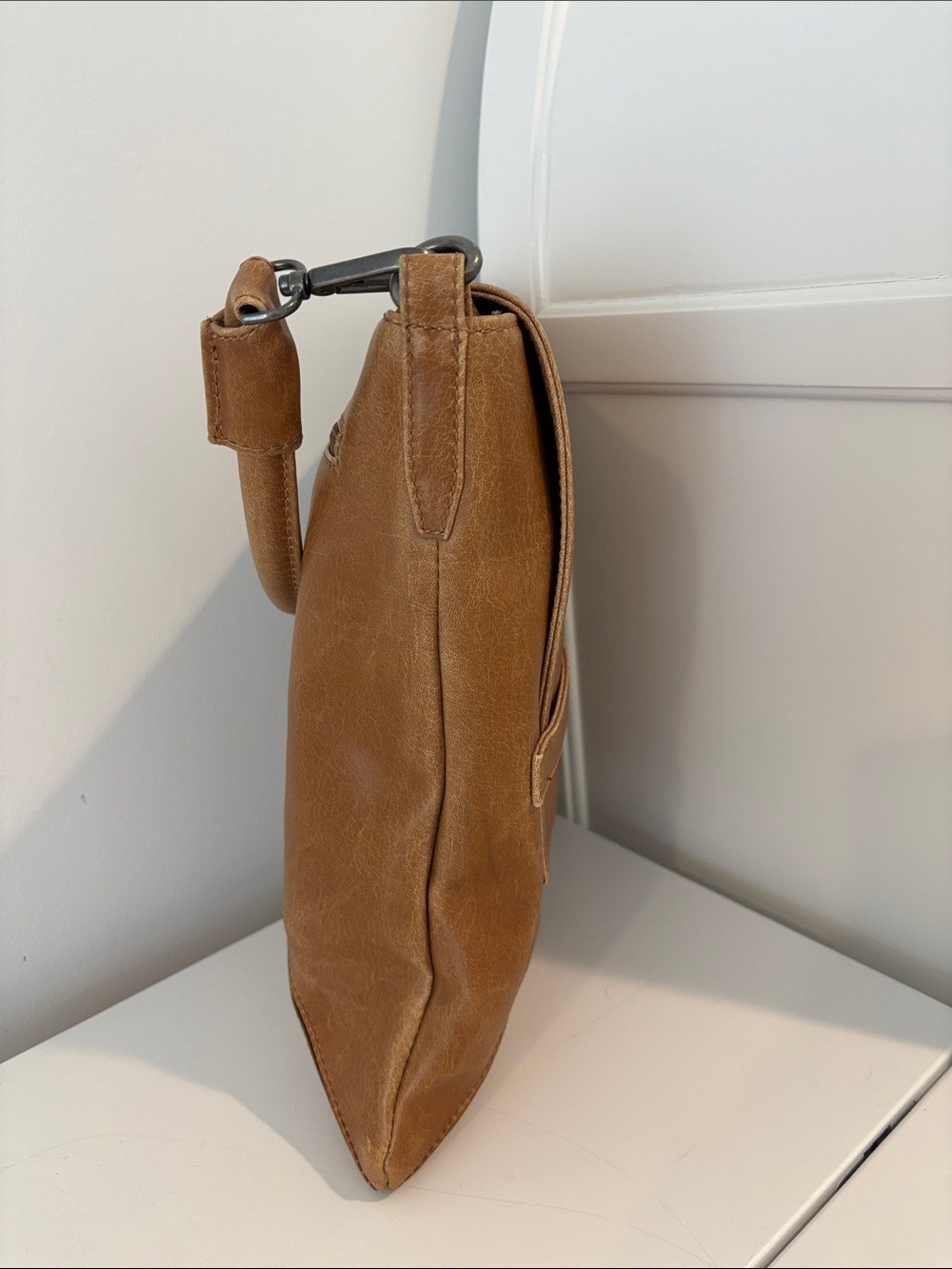 MATT & NAT envelope messenger bag satchel faux leather tan caramel colour - Picture 9 of 17